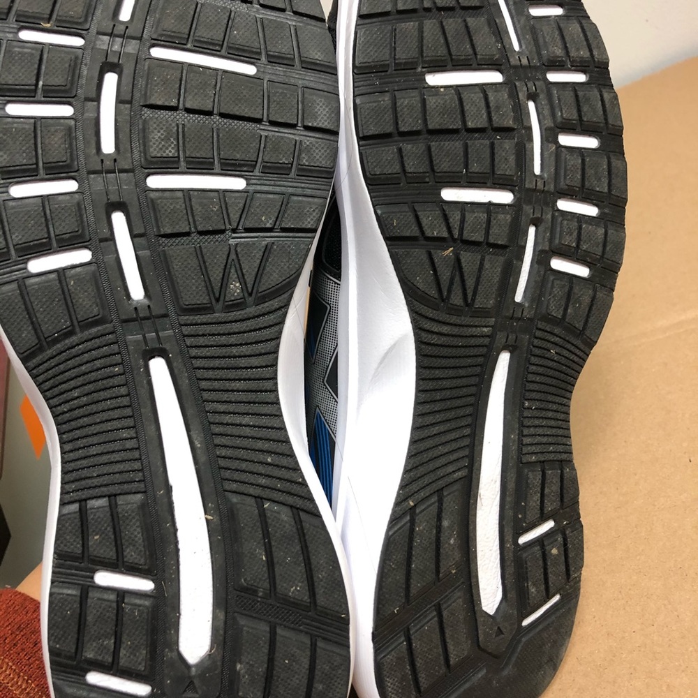 Men’s ASICS Shoe - Picture 2 of 3